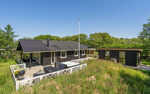 Maik - 1.5Km from the Sea: Arbuste, Design Urbain, Couverture De Sol, Brique, Appartement, Biens, Brickwork, Balcon, Aménagement Paysager