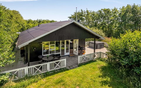 Maik - 1.5Km from the Sea: Arbuste, Design Urbain, Couverture De Sol, Brique, Appartement, Biens, Brickwork, Balcon, Aménagement Paysager