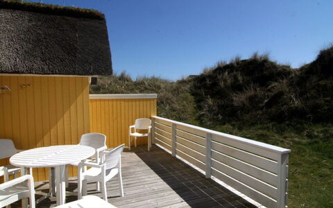 Esa - 500M from the Sea: Arbuste, Design Urbain, Couverture De Sol, Brique, Appartement, Biens, Brickwork, Balcon, Aménagement Paysager