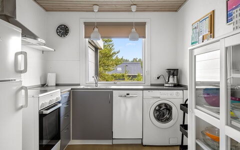 Halfdan - 1.1Km from the Sea: Appareil De Cuisine, Cuisine, Principaux Appliance, Machine À Laver, Design Intérieur, Sol, Électroménager, Bois, Comptoir, Sol