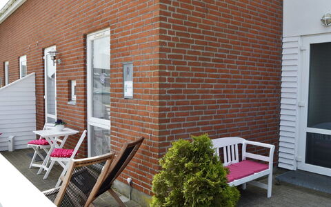 Svava - 2.3Km from the Sea: Mur, Brique, Brickwork, Porte, Meubles, Chaise, Mobilier De Jardin, Pot De Fleur, Tableau De Plein Air