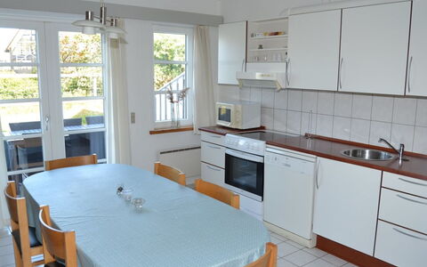 Ester - 2.3Km from the Sea: Meubles, Sol, Sol, Bois, Cuisine, Design Intérieur, Comptoir, Chaise, Cabinetry, Parquet