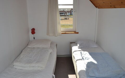 Ester - 2.3Km from the Sea: Bois, Sol, Sol, Chambre, Lit, Cadre De Lit, Pièce, Literie, Drap De Lit, Dur