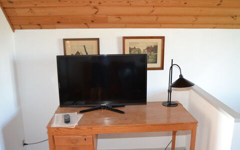 Ester - 2.3Km from the Sea: Meubles, Bois, Sol, Appareil Électronique, Sol, Design Intérieur, Télévision, Téléviseur, Parquet