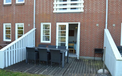 Ester - 2.3Km from the Sea: Bois, Meubles, Porche, Mobilier De Jardin, Porte, Chaise, Plate-Forme, Tableau De Plein Air, Tache De Bois, Dur