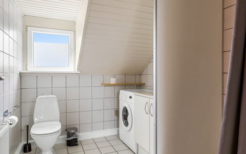 Fotij - 2.3Km from the Sea: Sol, Sol, Bois, Design Intérieur, Luminaire Plomberie, Plafond, Toilette, Pièce, Plomberie, Salle De Bains