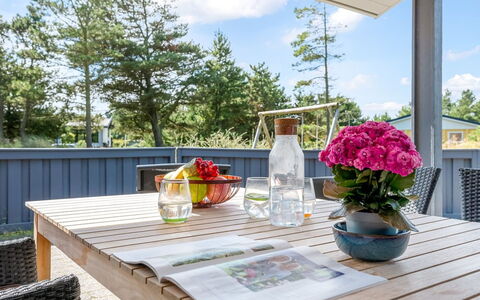 Birgita - 700M from the Sea: Meubles, Table, Mobilier De Jardin, Tableau De Plein Air, Chaise, Tache De Bois, Ombre, Arrière-Cour, Chalet, Table Cuisine Et Salle A Manger