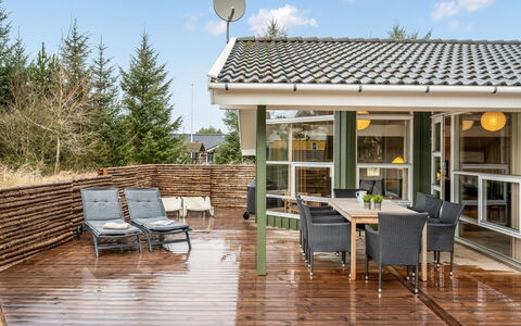 Birgita - 700M from the Sea: Arbuste, Design Urbain, Couverture De Sol, Brique, Appartement, Biens, Brickwork, Balcon, Aménagement Paysager