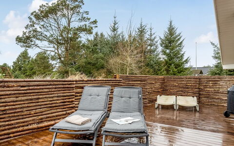 Birgita - 700M from the Sea: Arbuste, Design Urbain, Couverture De Sol, Brique, Appartement, Biens, Brickwork, Balcon, Aménagement Paysager