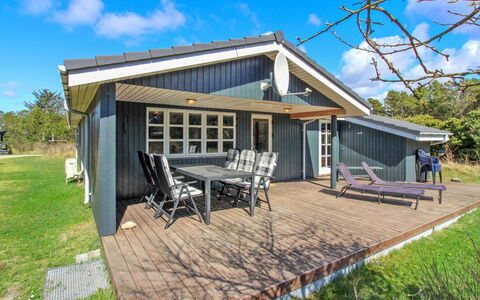 Marja - 1.3Km from the Sea: Toit, Domicile, Chalet, Siding, Ombre, Ferme, Biens, Allée, Batiments Jardin, Cour