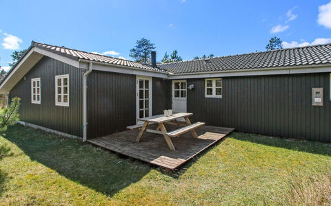 Marja - 1.3Km from the Sea: Toit, Domicile, Chalet, Siding, Ombre, Ferme, Biens, Allée, Batiments Jardin, Cour