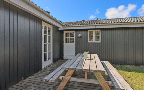 Marja - 1.3Km from the Sea: Toit, Domicile, Chalet, Siding, Ombre, Ferme, Biens, Allée, Batiments Jardin, Cour