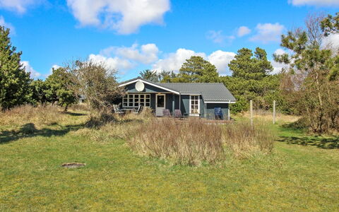 Marja - 1.3Km from the Sea: Toit, Domicile, Chalet, Siding, Ombre, Ferme, Biens, Allée, Batiments Jardin, Cour