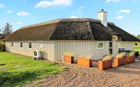 Annalise - 1Km from the Sea: Bois, Chalet, Dur, Planche, Tache De Bois, Batiments Jardin, Conception, Cour, Cabane En Rondins, Arrière-Cour