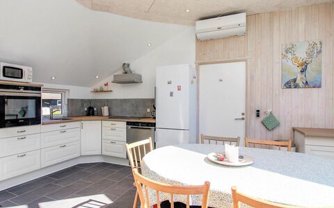 Annalise - 1Km from the Sea: Maison, Toit, Domicile, Chalet, Arbuste, Couverture De Sol, Biens, Ferme, Siding, Batiments Jardin