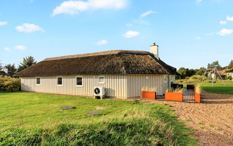 Annalise - 1Km from the Sea: Maison, Toit, Domicile, Chalet, Arbuste, Couverture De Sol, Biens, Ferme, Siding, Batiments Jardin