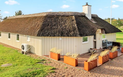 Annalise - 1Km from the Sea: Maison, Toit, Domicile, Chalet, Arbuste, Couverture De Sol, Biens, Ferme, Siding, Batiments Jardin