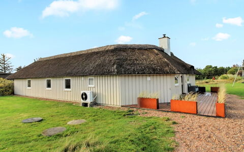 Annalise - 1Km from the Sea: Maison, Toit, Domicile, Chalet, Arbuste, Couverture De Sol, Biens, Ferme, Siding, Batiments Jardin