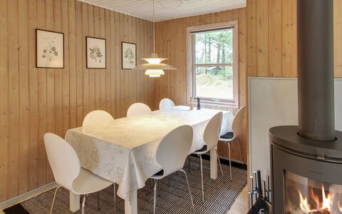Dika - 1Km from the Sea: Bois, Tache De Bois, Planche, Dur, Chalet, Plate-Forme, Siding, Ombre, Parquet, Batiments Jardin