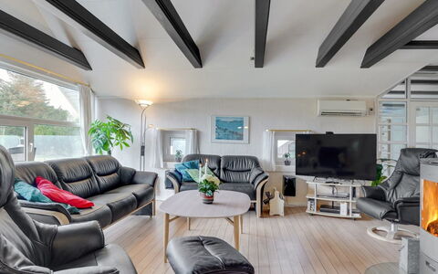 Swening - 2.1Km from the Sea: Meubles, Design Intérieur, Canapé, Plafond, Sol, Salon, Sol, Pièce, Table, Chaise