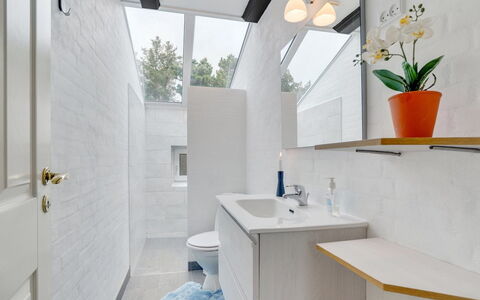 Swening - 2.1Km from the Sea: Sol, Design Intérieur, Mur, Luminaire Plomberie, Sol, Salle De Bains, Évier, Armoire De Toilette, Robinet, Lavabo