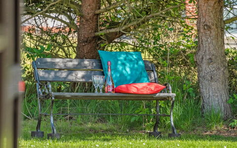 Swening - 2.1Km from the Sea: Meubles, Extérieur Banc, Vert, Mobilier De Jardin, Banc, Jardin, Loisir, Chaise, Parc