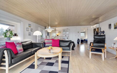 Carolin - 400M from the Sea: Herbe, Maison, Toit, Domicile, Chalet, Arbuste, Lot Terre, Zone Rurale, Ferme, Couverture De Sol