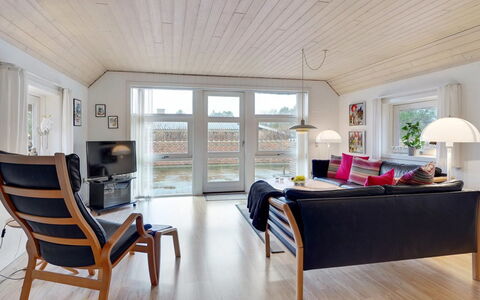 Carolin - 400M from the Sea: Herbe, Maison, Toit, Domicile, Chalet, Arbuste, Lot Terre, Zone Rurale, Ferme, Couverture De Sol