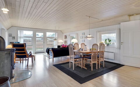 Carolin - 400M from the Sea: Herbe, Maison, Toit, Domicile, Chalet, Arbuste, Lot Terre, Zone Rurale, Ferme, Couverture De Sol