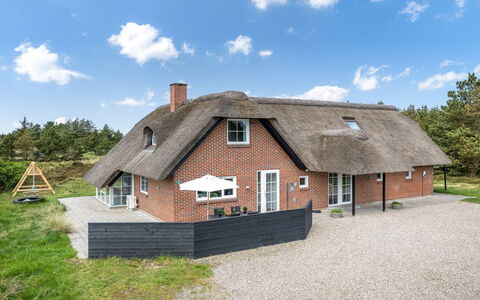 Vangel - 500M from the Sea: Bâtiment, Maison, Bois, Domicile, Toit, Chalet, Zone Résidentielle, Arbuste, Architecture