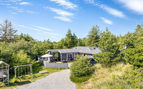 Omar - 1.0Km from the Sea: Maison, Toit, Domicile, Chalet, Cabanon, Batiments Jardin, Siding, Cour, Cabane En Rondins, Cabane