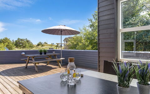 Omar - 1.0Km from the Sea: Maison, Toit, Domicile, Chalet, Cabanon, Batiments Jardin, Siding, Cour, Cabane En Rondins, Cabane