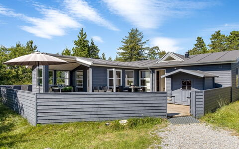 Omar - 1.0Km from the Sea: Maison, Toit, Domicile, Chalet, Cabanon, Batiments Jardin, Siding, Cour, Cabane En Rondins, Cabane