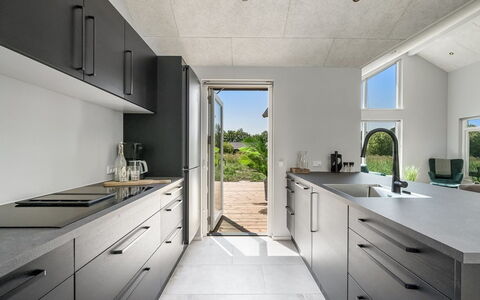 Måns - 500M to the Fjord: Cuisine, Comptoir, Sol, Appareil De Cuisine, Design Intérieur, Meubles, Cabinetry, Sol, Principaux Appliance, Électroménager
