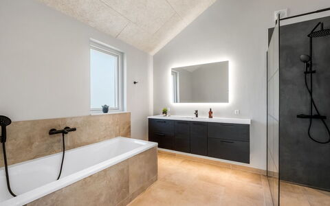 Måns - 500M to the Fjord: Mur, Sol, Luminaire Plomberie, Salle De Bains, Sol, Design Intérieur, Robinet, Plafond, Plomberie, Armoire De Toilette