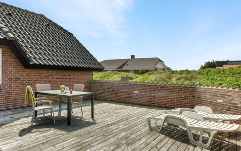 Drea - 250M from the Sea: Arbuste, Design Urbain, Couverture De Sol, Brique, Appartement, Biens, Brickwork, Balcon, Aménagement Paysager