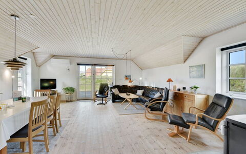 Drea - 250M from the Sea: Arbuste, Design Urbain, Couverture De Sol, Brique, Appartement, Biens, Brickwork, Balcon, Aménagement Paysager