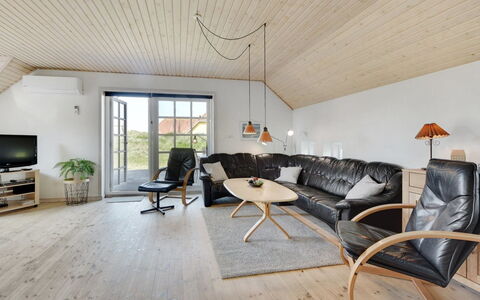 Drea - 250M from the Sea: Arbuste, Design Urbain, Couverture De Sol, Brique, Appartement, Biens, Brickwork, Balcon, Aménagement Paysager
