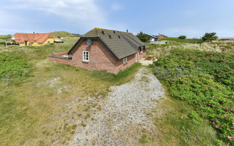 Drea - 250M from the Sea: Arbuste, Design Urbain, Couverture De Sol, Brique, Appartement, Biens, Brickwork, Balcon, Aménagement Paysager