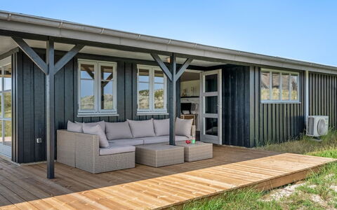 Anetta - 200M from the Sea: Bois, Porte, Planche, Dur, Siding, Tache De Bois, Plate-Forme, Porche, Ombre, Lumber