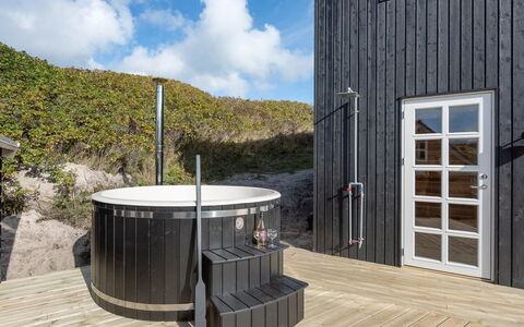 Ayu - 100M from the Sea: Domicile, Toit, Maison, Porte, Chalet, Ombre, Jardin, Couverture De Sol, Porche, Cour