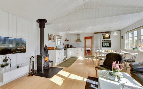 Ayu - 100M from the Sea: Domicile, Toit, Maison, Porte, Chalet, Ombre, Jardin, Couverture De Sol, Porche, Cour
