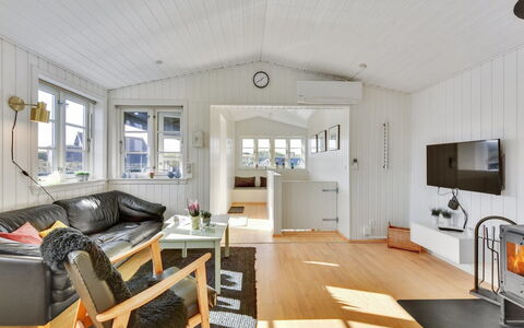 Ayu - 100M from the Sea: Domicile, Toit, Maison, Porte, Chalet, Ombre, Jardin, Couverture De Sol, Porche, Cour