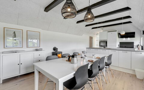 Giesela - 975M from the Sea: Design Intérieur, Plafond, Bois, Meubles, Luminaire, Sol, Table Cuisine Et Salle A Manger, Éclairage, Cuisine, Table