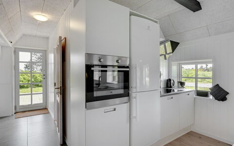 Giesela - 975M from the Sea: Sol, Bois, Cuisine, Design Intérieur, Plafond, Sol, Appareil De Cuisine, Principaux Appliance, Comptoir, Cabinetry