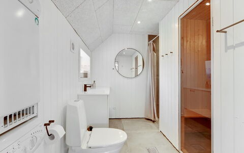Giesela - 975M from the Sea: Sol, Mur, Sol, Luminaire Plomberie, Bois, Design Intérieur, Plafond, Salle De Bains, Luminaire, Évier