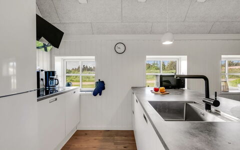 Giesela - 975M from the Sea: Cuisine, Comptoir, Luminaire Plomberie, Robinet, Évier, Dur, Cabinetry, Evier, Luminaire, Parquet