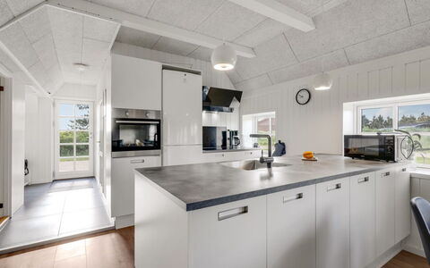 Giesela - 975M from the Sea: Sol, Domicile, Cuisine, Plafond, Comptoir, Luminaire Plomberie, Robinet, Cabinetry, Évier
