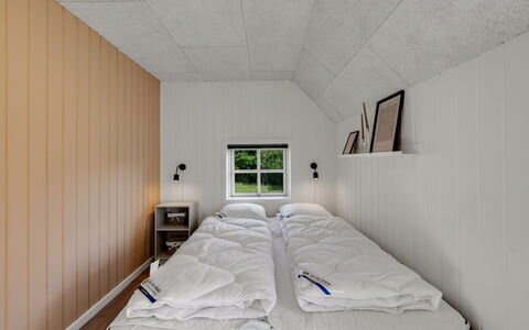 Giesela - 975M from the Sea: Bois, Sol, Plafond, Chambre, Design Intérieur, Sol, Lit, Drap De Lit, Literie, Cadre De Lit