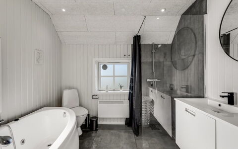 Giesela - 975M from the Sea: Luminaire Plomberie, Salle De Bains, Sol, Sol, Évier, Plafond, Robinet, Design Intérieur, Plomberie, Lavabo